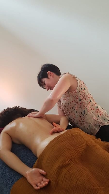 Virginie Abella pratiquant un massage du dos dans son cabinet